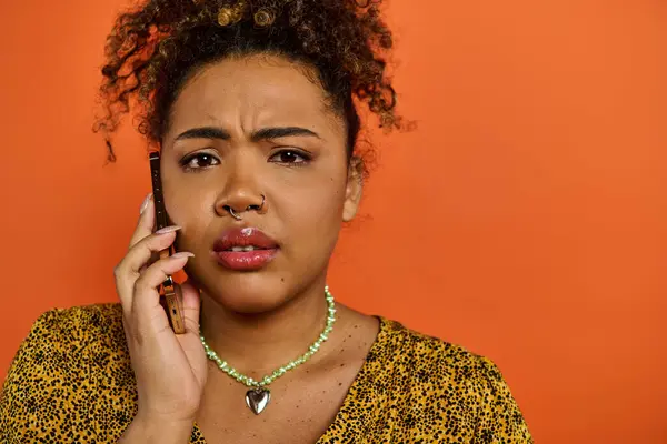 Mujer Afroamericana Con Atuendo Elegante Sosteniendo Teléfono Celular Oído — Foto de Stock
