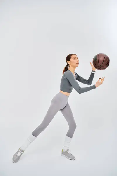 Спортивная Молодая Женщина Уверенно Держит Баскетбольный Мяч Правой Руке Одетая — стоковое фото