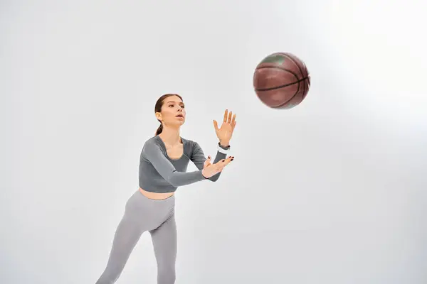 Aktivní Mladá Žena Šedé Horní Obratně Dribling Basketbal Hravém Způsobem — Stock fotografie