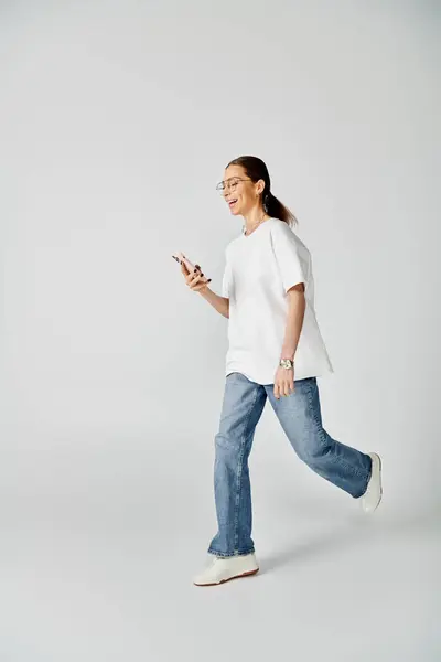 Eine Junge Frau Weißem Shirt Und Brille Geht Konzentriert Auf — Stockfoto