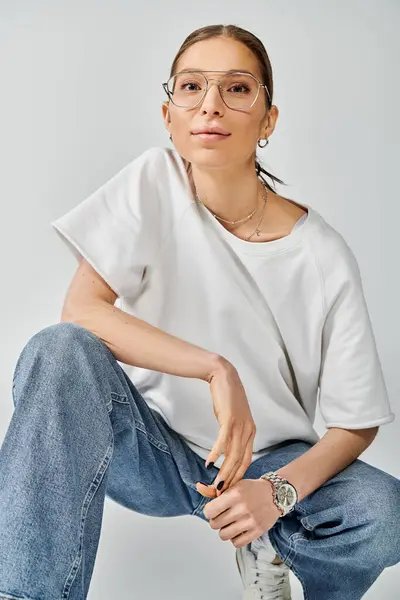 Mujer Joven Con Camisa Blanca Gafas Sentadas Suelo Profundamente Pensadas —  Fotos de Stock