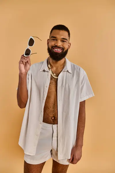 Muž Křupavé Bílé Košili Jemně Drží Stylové Sluneční Brýle Které — Stock fotografie
