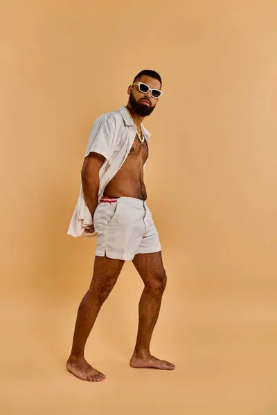 Ein Mann Bewegt Sich Anmutig Weißen Shorts Und Hemd Und — Stockfoto