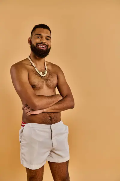 Ein Hemdsloser Mann Mit Markantem Bart Steht Selbstbewusst Die Arme — Stockfoto
