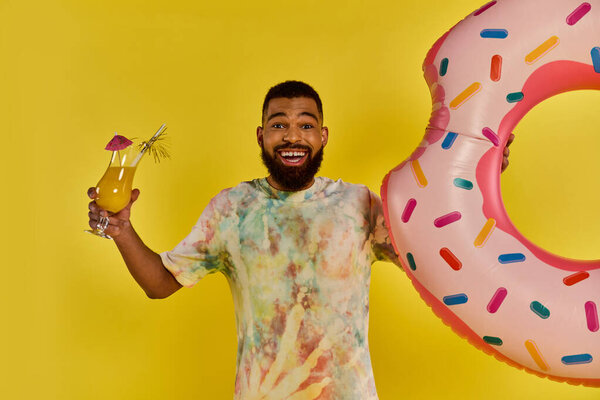 Мужчина в повседневной одежде с освежающим напитком и вкусным пончиком, наслаждаясь моментом расслабления и наслаждения.