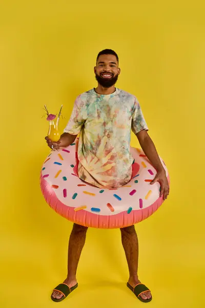 Ein Mann Entspannt Sich Auf Einem Donut Schwimmer Einem Gewässer — Stockfoto