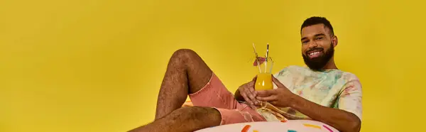 Hombre Con Gracia Sienta Una Colorida Pelota Playa Disfrutando Tranquilamente — Foto de Stock
