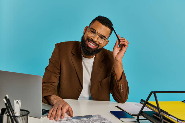 Мужчина сидит за столом, оживленно разговаривает по мобильному телефону.