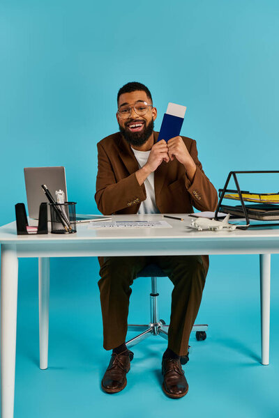 Человек с вдумчивым выражением лица сидит за столом, держа книгу, погруженную в слова на странице.