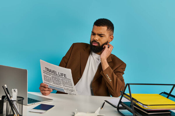 Человек в деловой одежде сидит за деревянным столом, погруженный в чтение газеты, его сосредоточенное выражение лица показывает глубокую концентрацию.