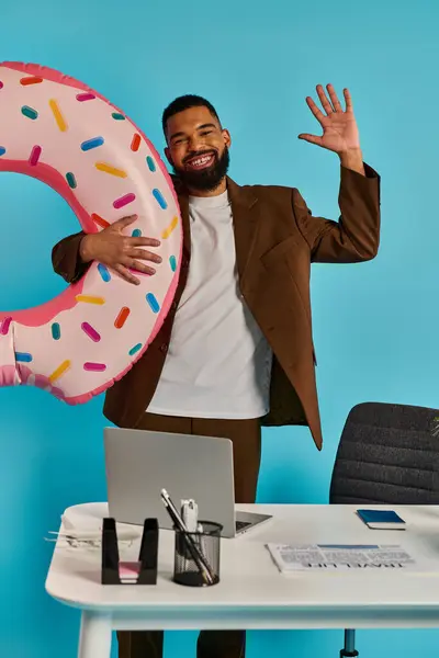 Een Man Houdt Speels Een Enorme Donut Voor Zijn Gezicht — Stockfoto