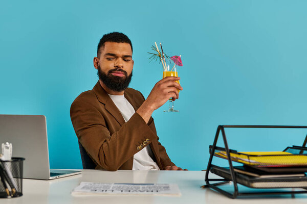 Человек, одетый в деловой костюм, сидит за деревянным столом, держа в руках бокал красного вина, глубоко погруженный в размышления и размышления.