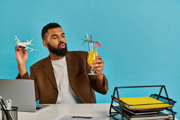 Мужчина сидит за столом, бокал апельсинового сока в руке, погруженный в мысли. Мягкий луч утреннего света наполняет комнату.