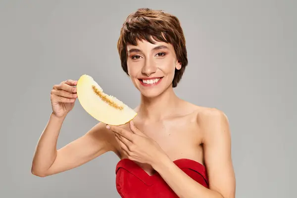 Una Giovane Donna Abito Rosso Sorprendente Posa Con Melone — Foto Stock