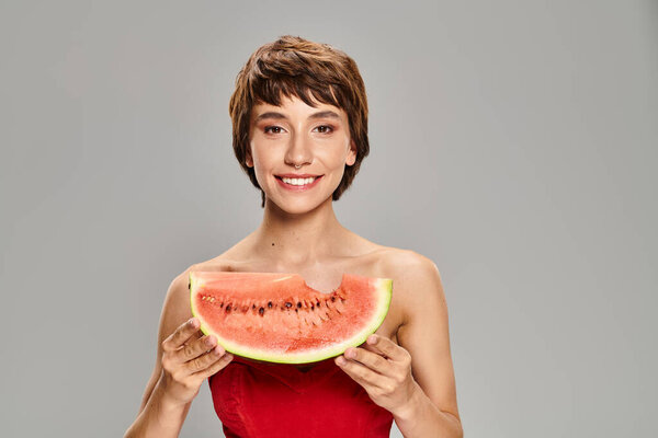 Элегантная женщина в красном платье с арбузным ломтиком.