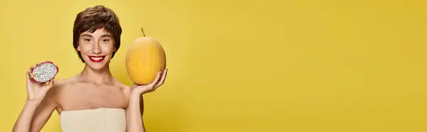 Giovane Signora Abito Bianco Posa Con Drago Frutta Melone — Foto Stock