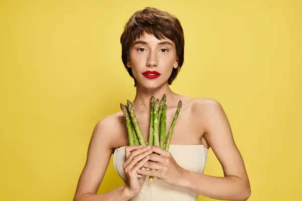 Young Woman Holding Bunch Asparagus Front Her Face — Stockfoto