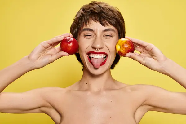Man Playfully Holds Two Peaches — Stock Photo, Image