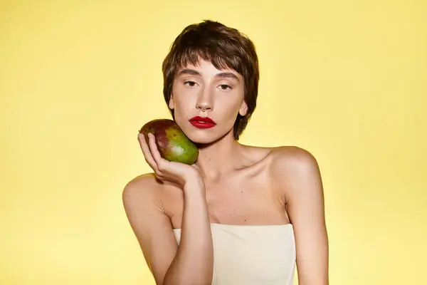 Kvinna Med Mango Framför Ansiktet — Stockfoto