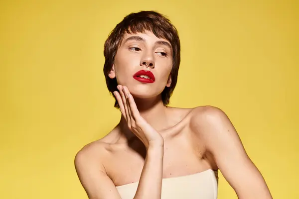 Fashionabel Ung Kvinde Med Rød Læbestift Hendes Ansigt Udgør Elegant - Stock-foto