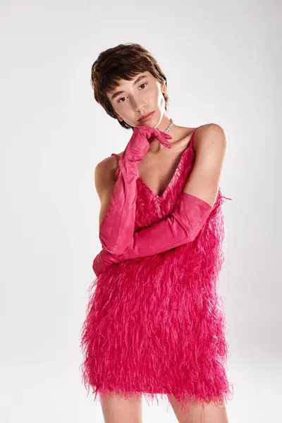 Modieuze Jonge Vrouw Poseert Elegante Roze Jurk Roze Das Levendige — Stockfoto