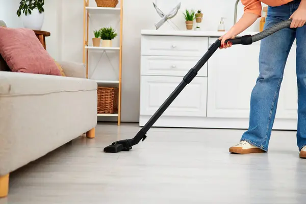 彼女の家の床をきれいにする掃除機を使用してカジュアルな服装のスタイリッシュな女性 — ストック写真