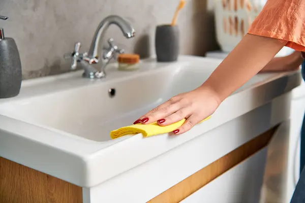 Stylish Woman Casual Attire Diligently Scrubs Sink Bright Yellow Sponge — Stock Photo, Image