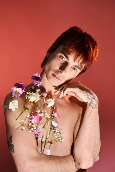 Shirtless Young Man Stands Studio Confidently Holding Bunch Vibrant Flowers — Stock Photo, Image