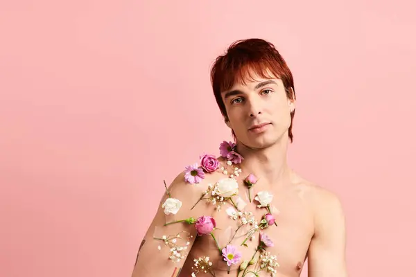Shirtless Young Man Poses Confidently Vibrant Flowers Adorning His Chest —  Fotos de Stock