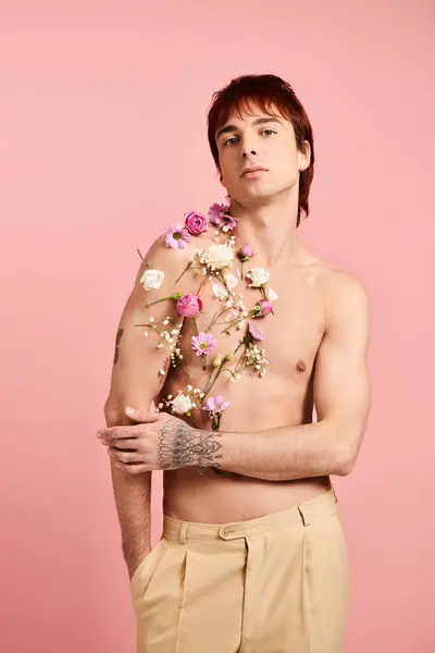 Shirtless Young Man Confidently Holds Beautiful Bouquet Flowers Sleek Pink — Stock Photo, Image