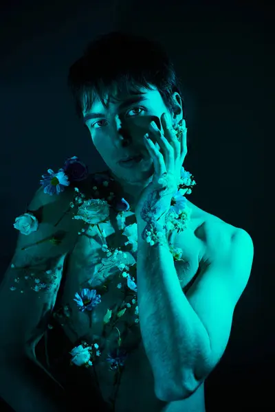 Młody Człowiek Bez Koszuli Studio Otoczony Kwiatami Mieszanką Męskości Miękkości — Zdjęcie stockowe