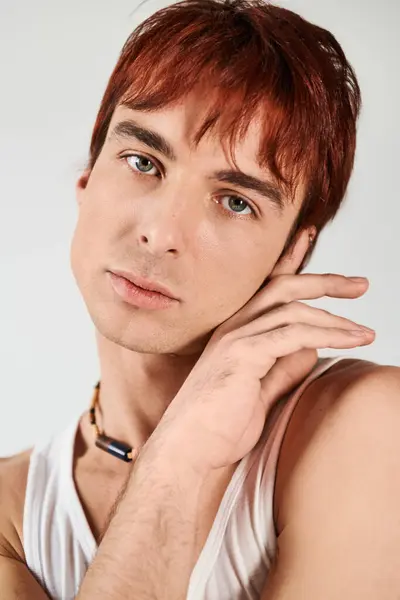 Seorang Pemuda Bergaya Dengan Rambut Merah Berpose Studio Dengan Latar Stok Foto Bebas Royalti