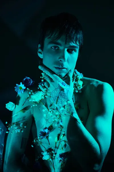Egy Fiatalember Pózol Ing Nélkül Finom Virágokkal Díszítve Stock Kép