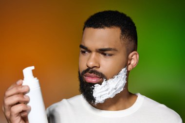 Tıraş kremi kullanan Afrikalı Amerikalı sakallı bir adam..