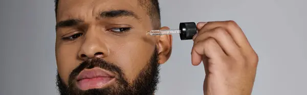 Afroamerikaner Mit Bart Und Einer Flasche Serum — Stockfoto