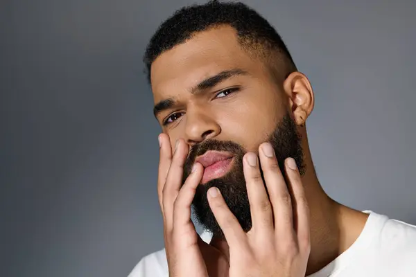 Primer Plano Hombre Con Barba Cuidando Piel —  Fotos de Stock