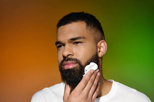 African American Bearded Man Using Shaving Cream — Stock Photo, Image