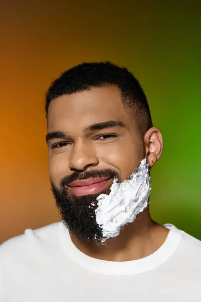 Afro Américain Joyeux Homme Utilisant Crème Raser — Photo