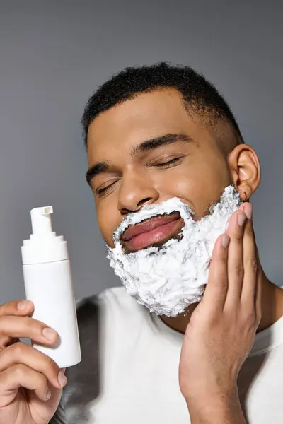 Afrikalı Amerikalı Yakışıklı Genç Adam Yüzünü Dikkatlice Tıraş Ediyor — Stok fotoğraf