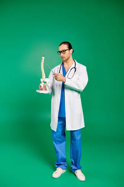 Beyaz Önlüklü Mavi Pantolonlu Yakışıklı Bir Erkek Doktor Yeşil Zeminde — Stok fotoğraf