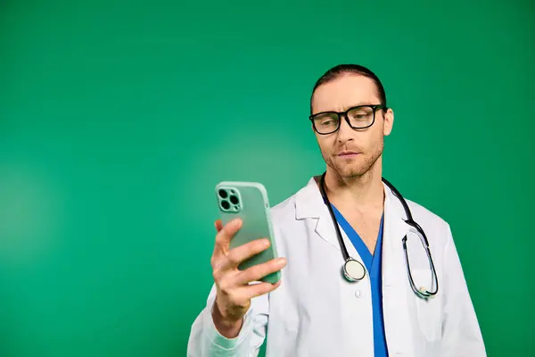 Médico Bonito Roupão Branco Segurando Celular Com Estetoscópio — Fotografia de Stock