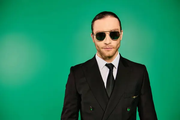 Suited Pilot Donning Shades Poses Confidently Green Backdrop — Stock Photo, Image