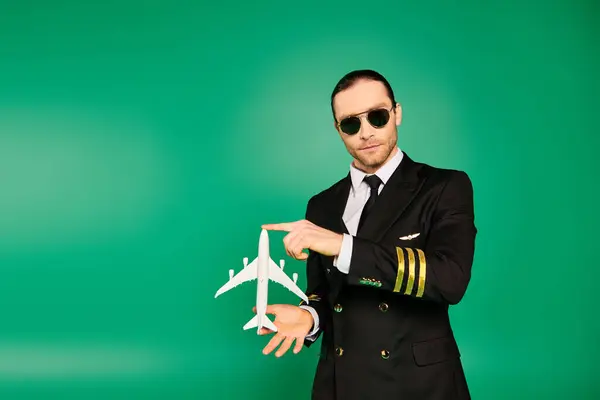 Homem Elegante Terno Preto Óculos Sol Segurando Avião Modelo — Fotografia de Stock