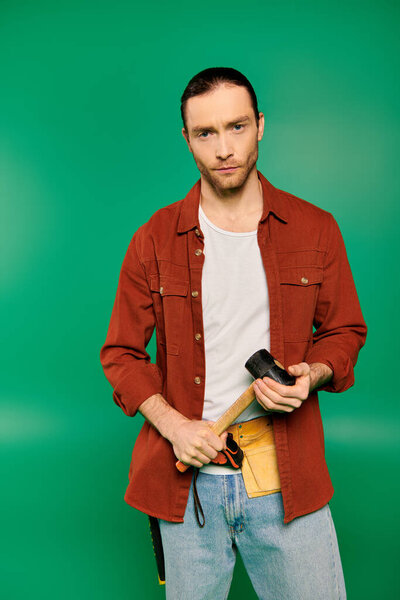 Красивый мужчина в рабочей форме с камерой на зеленом фоне.