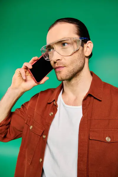 Gözlüklü Bir Adam Cep Telefonuyla Konuşuyor — Stok fotoğraf