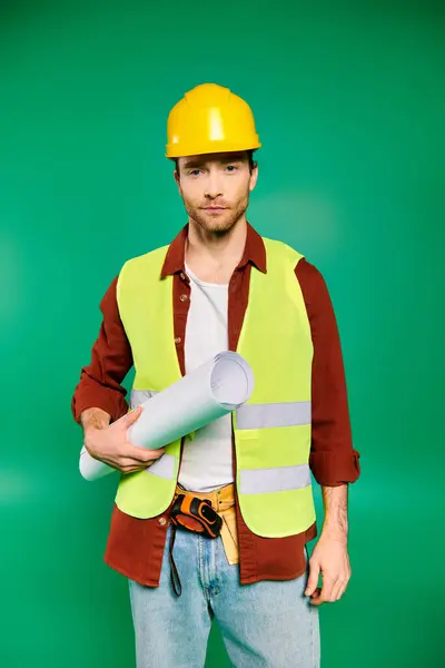 Seorang Pria Topi Keras Memegang Cetak Biru Menunjukkan Keahlian Konstruksinya — Stok Foto
