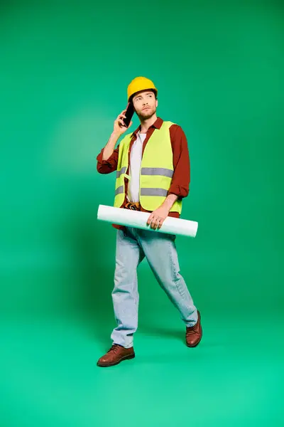 Man Hard Hat Safety Vest Talking Cell Phone — Stock Photo, Image