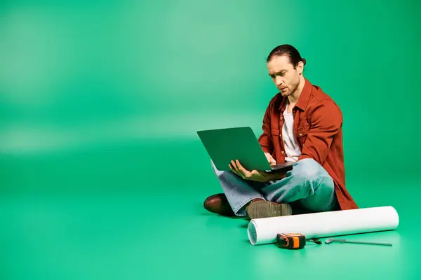 Ein Mann Uniform Arbeitet Laptop Während Auf Dem Boden Sitzt — Stockfoto