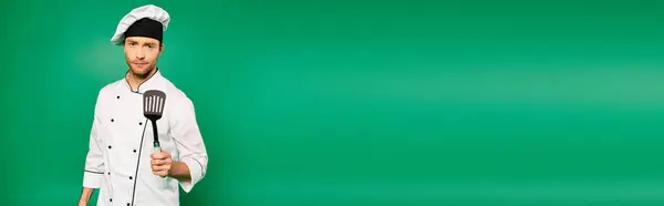 Snygg Kock Vit Uniform Håller Spatel Grön Bakgrund — Stockfoto