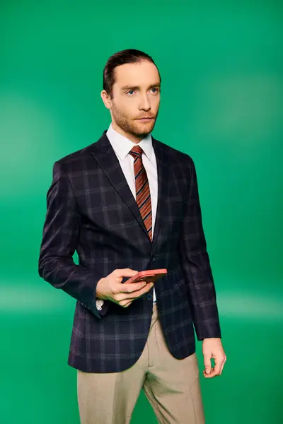 Przystojny Biznesmen Eleganckim Garniturze Krawacie Przy Użyciu Telefonu Komórkowego Zielonym — Zdjęcie stockowe